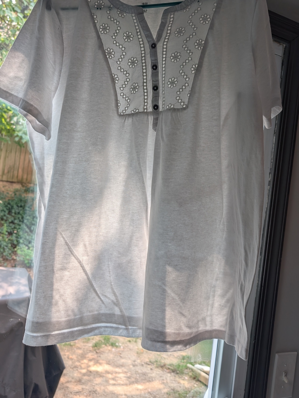 18/20 Woman Within White Short Sleeve Embroidered Bib Top